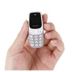Krupni plan ekrana mini telefona i kontrola