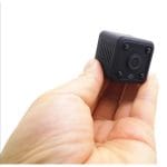 Mini WiFi kamera u upotrebi montirana na polici ili zidu