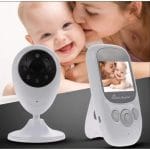 Baby monitor kamera iz drugog ugla sa detaljima dizajna
