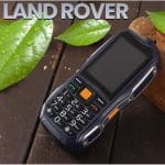 Land Rover telefon prikazan iz bočne perspektive sa dugmadima