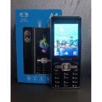 Nokia A1 telefon iz drugog ugla pokazuje bočni dizajn