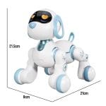 Dete igra se sa pametnim pas robotom u dnevnoj sobi