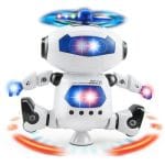 Igračka robot u upotrebi tokom igre i zabave