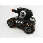 RC drift tenk iz bočnog ugla sa vidljivim mehanizmom rotacije