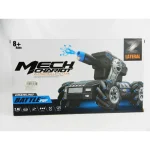 RC drift tenk sa kontrolerom u ruci tokom vožnje