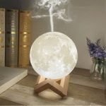3D mesec aroma difuzer upaljen u zamračenoj spavaćoj sobi sa plavim noćnim svetlom