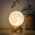 Detalj 3D štampane površine mesec lampe — krateri i planine vidljivi izbliza