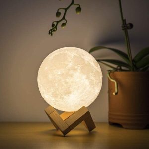 Detalj 3D štampane površine mesec lampe — krateri i planine vidljivi izbliza