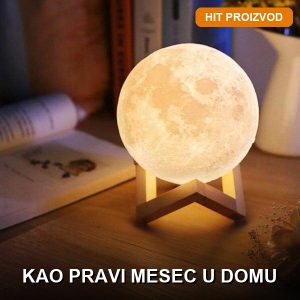 3D mesec lampa upaljena na stolu u tamnoj sobi sa toplom belom svetlošću
