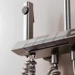 Zidni tuš sa displejom – detalj piano komandi i upravljanje temperaturom
