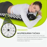 Osoba leži na akupresurnoj prostirci i opušta leđa kod kuće