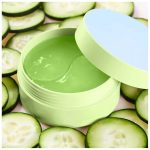 Žena nosi aloe vera masku ispod očiju za smanjenje natečenosti i podočnjaka
