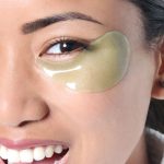 Detalj teksture aloe vera gel maske za oči — hidratantna formula za podočnjake