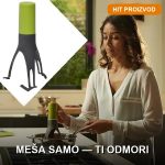 Automatska mešalica za kuvanje na baterije sa silikonskom glavom na beloj podlozi