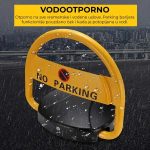 Daljinski upravljač i dva ključa za automatsku parking rampu — detalj kompleta