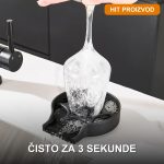 Automatski ispirač čaša montiran na sudoperu uz jak mlaz vode koji pere čašu