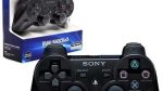 Igrač drži bežični PS3 džojstik tokom igranja bez kablova