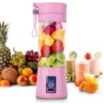 Žena koristi BlendGo prenosivi blender za pripremu voćnog smoothija na poslu