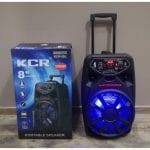 Krupni plan mikrofona i audio ulaza Bluetooth zvučnika