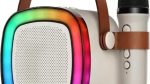 Bluetooth zvučnik sa mikrofonom u upotrebi pored laptopa i telefona na radnom stolu