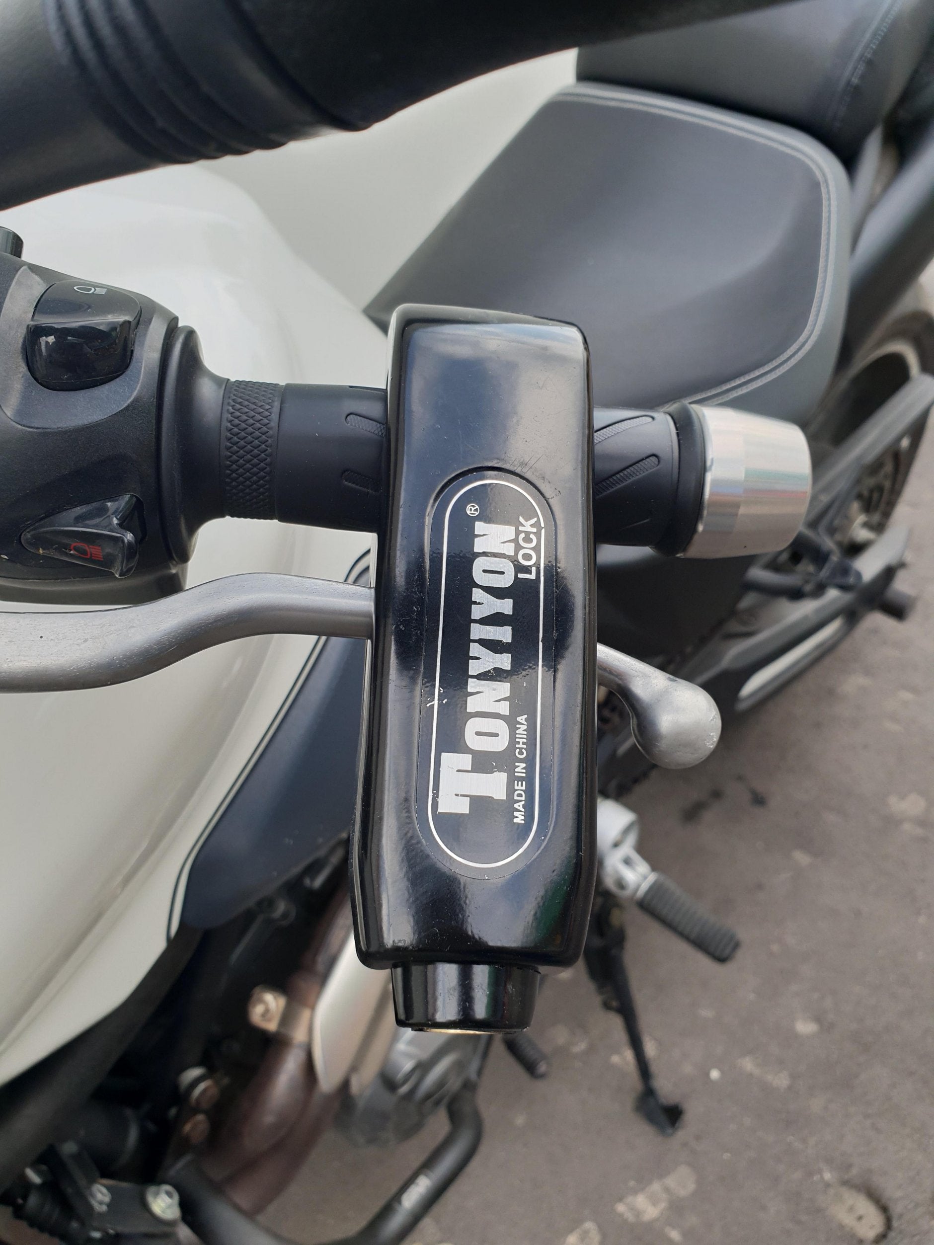 brava za zaključavanje motora brava za zaključavanje motora — prednja strana