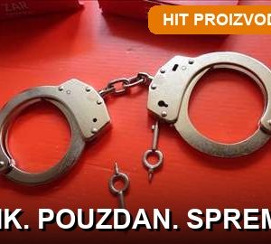Čelične lisice na lanac sa 2 ključa – profesionalne metalne lisice na beloj pozadini