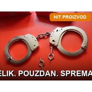 Čelične lisice na lanac sa 2 ključa – profesionalne metalne lisice na beloj pozadini