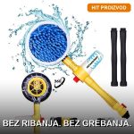 Četka za pranje auta sa automatskom rotacijom 360° i produženom ručkom — priključena na baštensko crevo