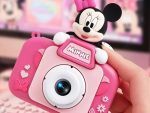 Detalj prednje i selfi kamere na dečijem fotoaparatu Mini Maus