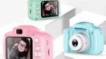 Dete drži i koristi digitalni fotoaparat za decu i slika okolinu