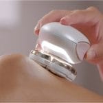 Električni epilator u upotrebi na ženskim nogama