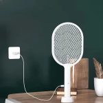 Električni reket protiv komaraca u upotrebi na terasi tokom letnje večeri — efikasno bez spreja