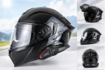 Detalj flip up mehanizma modularne moto kacige — podizanje prednjeg dela jednom rukom