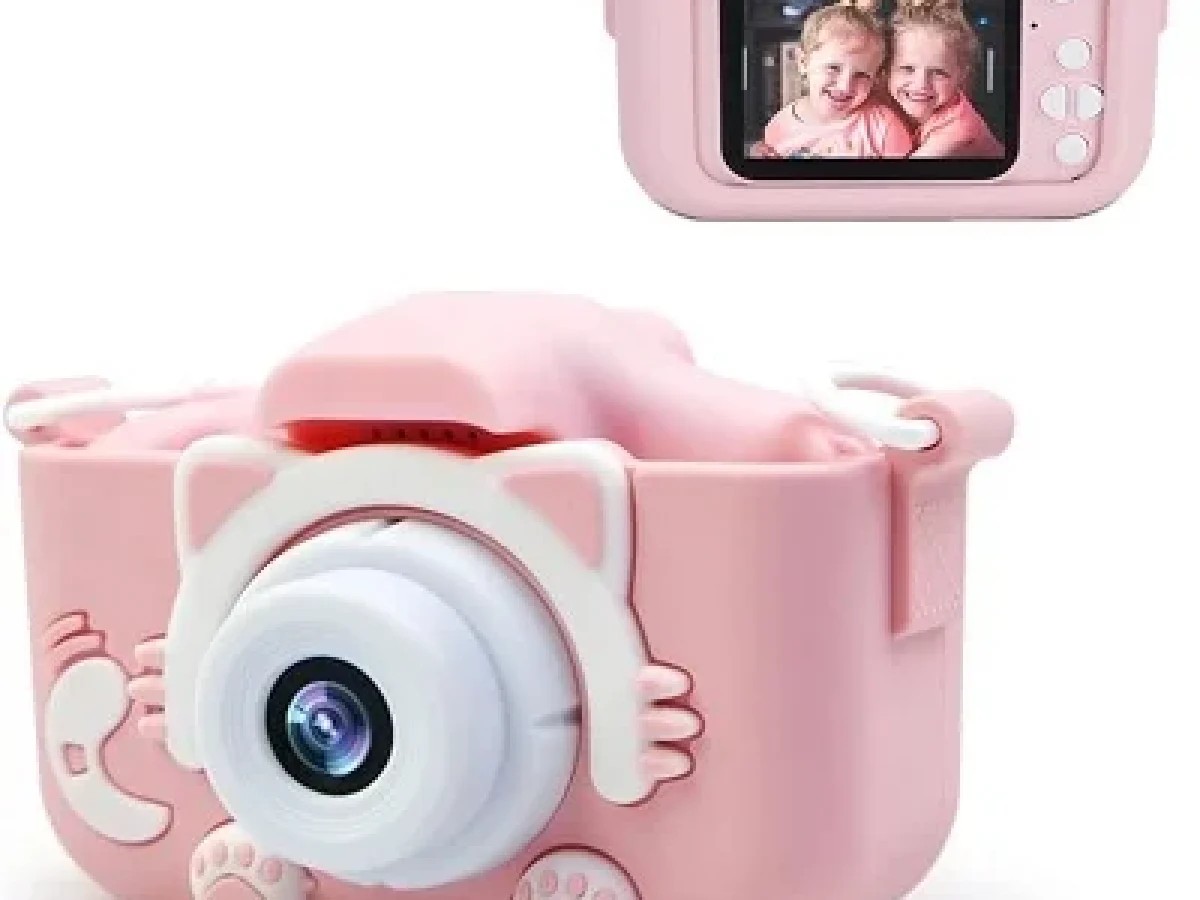 2-inčni ekran i dvostruka kamera Detalj ekrana i prednje selfie kamere na dečijem fotoaparatu roze boje
