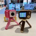 dečiji fotoaparat sa mini stativom — ugao