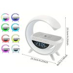 USB punjač 15W na G LED lampi u upotrebi — punjenje telefona pored noćne lampe