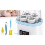 Mama koristi grejač bebi flašica i sterilizator tokom noćnog hranjenja bebe