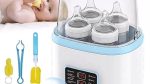 Mama koristi grejač bebi flašica i sterilizator tokom noćnog hranjenja bebe