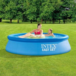 Intex bazen 244x61 cm snimljen iz drugog ugla sa detaljima filtarske pumpe