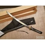 Katana hladni čelik iz drugog ugla sa vidljivim detaljima ručaja
