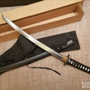 Katana hladni čelik iz drugog ugla sa vidljivim detaljima ručaja
