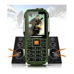 Land Rover dual sim telefon u upotrebi na terenu — robusno kućište otporno na padove