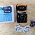 mini mobilni telefon na preklop — u upotrebi