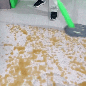 mop za pranje podova — u upotrebi