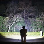 multifunkcionalna LED lampa sa powerbankom — u upotrebi