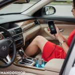 Auto punjač 4u1 uključen u auto-utičnicu — puni telefon tokom vožnje