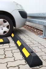 Detalj montaže parking stoper graničnika — vijci i tiplovi za fiksiranje za podlogu