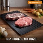 Aluminijumska ploča za odmrzavanje mesa na kuhinjskoj radnoj površini