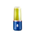 Prenosivi blender sokovnik priključen na USB punjenje pored laptopa