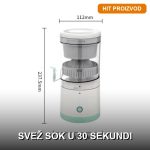 Prenosivi električni sokovnik sa svežim voćem pored — kompaktan blender za sok u pokretu